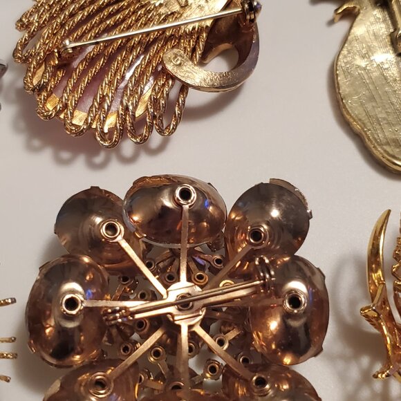 6 Pins or Brooches, items # A -1210-1215. wt. 142 grams . - Picture 9 of 14